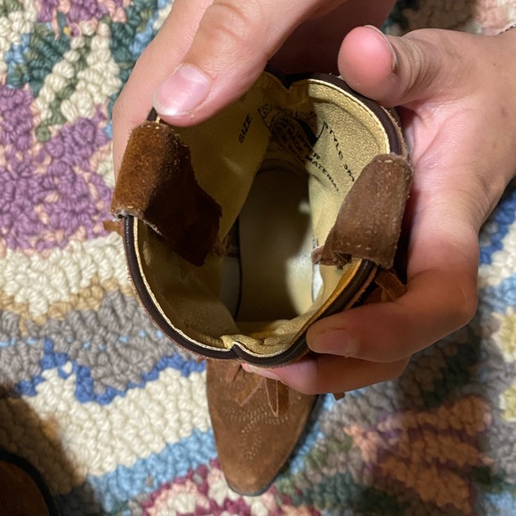 Smoky mountains brown suede with fringe and brass buttons. Girls size 9 - Picture 3 of 7